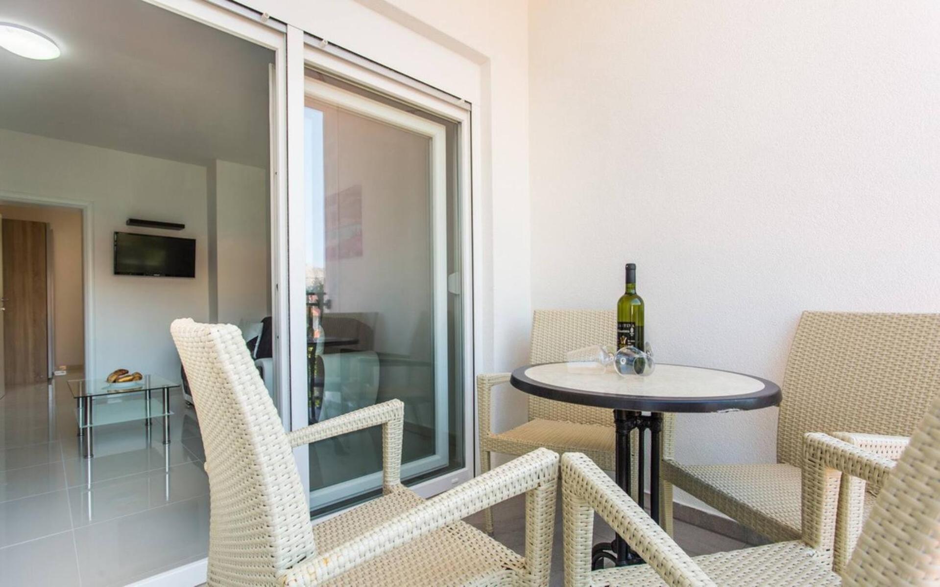 Apartments Bernardeta 1 バスカ エクステリア 写真